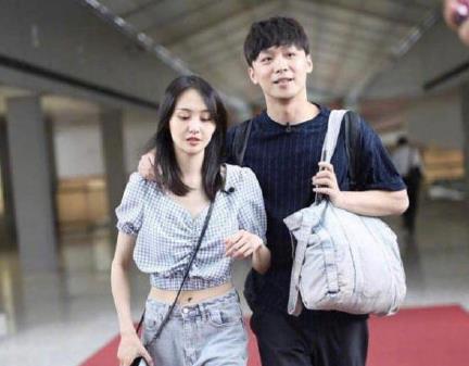 张恒|与郑爽分手一年后，张恒抱龙凤胎发文，母亲姓名栏写“郑爽”