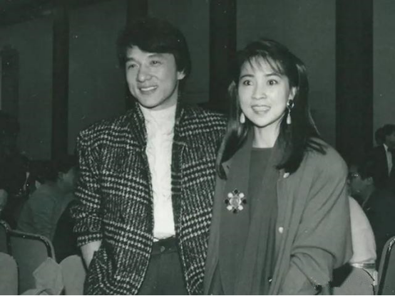 林凤娇|林凤娇年轻时居然这么美，一袭刺绣粉裙，同框林青霞也丝毫不输