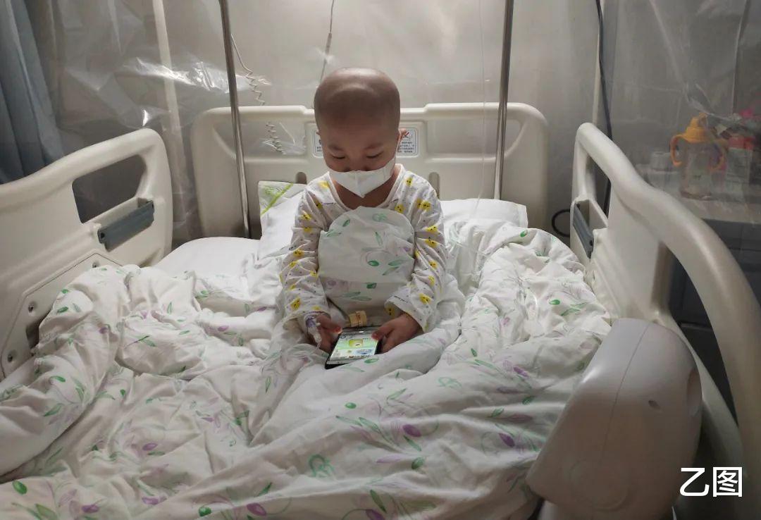 乙图|打工小夫妻双双失业，又遭女儿患病，无奈扮超人街头摆摊卖鞋