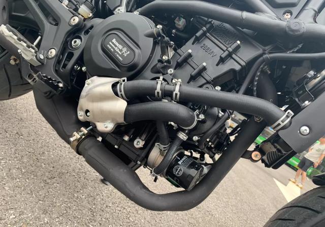 贝纳利|5.58万起！贝纳利幼狮800售价公布，标配Brembo卡钳和滑动离合