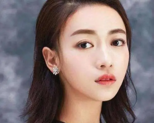 『吴孟达』吴谨言当年考北影的素颜照, 茫茫人海她最显眼, 难怪大家能记住她