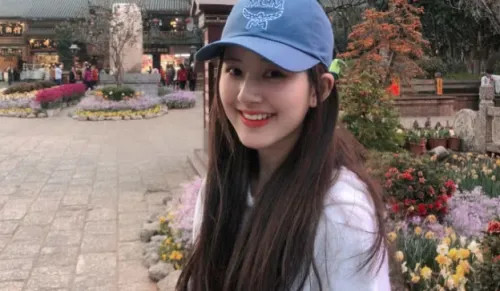 赵露思|杨洋把她当妹妹宠，赵露思吃饭逛街也要叫上她，她是什么品种的仙女？