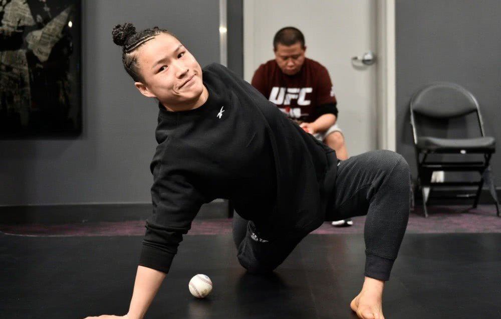 『范冰冰』整容成功！乔安娜自拍满脸胶带，遭外媒讥讽，张伟丽哭诉想回国