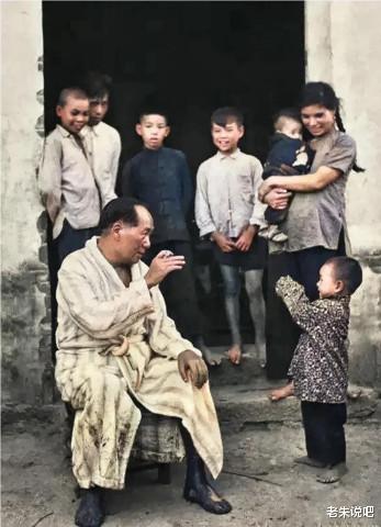 华东野战军|历史上过目难忘的瞬间：脚丫上满是泥的毛主席，图3“华野”将帅的罕见合影
