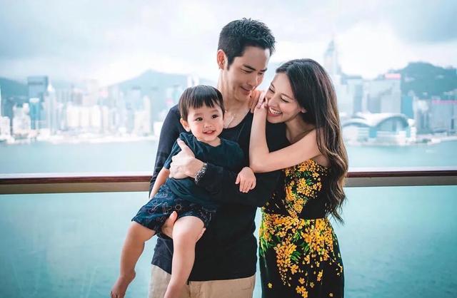 #陈凯琳#郑嘉颖夫妇晒全家福宣布二胎喜讯，陈凯琳孕肚明显，儿子模样帅气