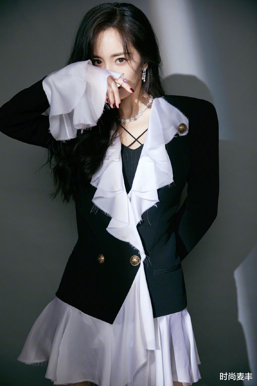 杨幂|杨幂太迷人了，穿黑白撞色西装玩下衣失踪，配红唇卷发女人味十足