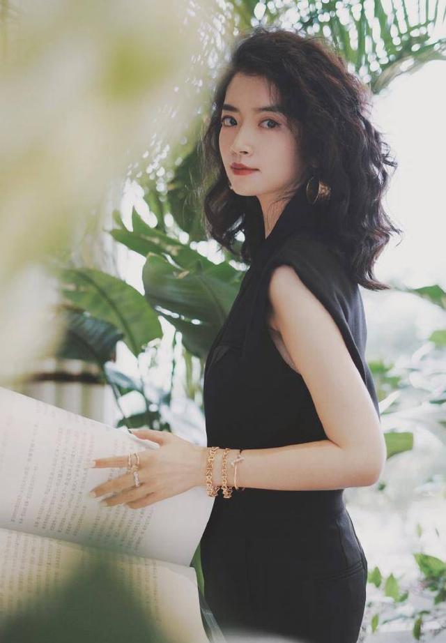 羽绒服|“万能黑”才是最难驾驭的颜色，想要穿得高级，7个小妙招要学会