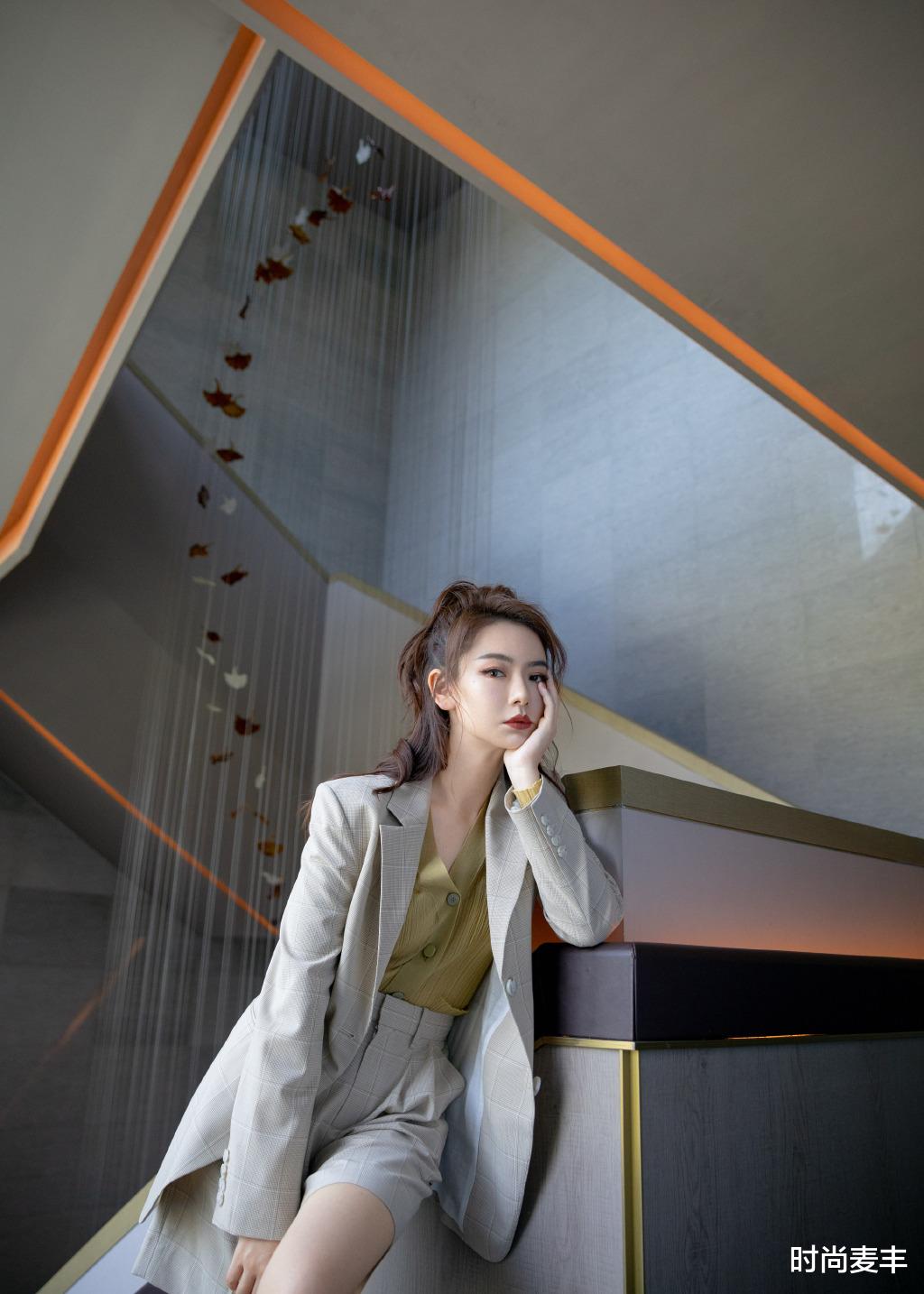 #西装#戚薇气场不一般，格纹西装配高马尾利落干脆，同框老公却尽显温馨