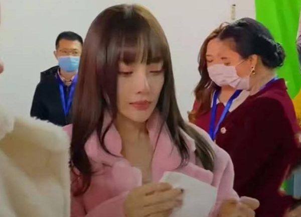 李小璐■李小璐直播被骂惨，后台哭到脱妆，离开10级滤镜后，颜值让P图师沉默