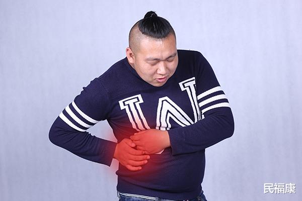 肝脏|睡前爱玩手机的人，身上有4个特征，别不在意，肝或已变“烂”