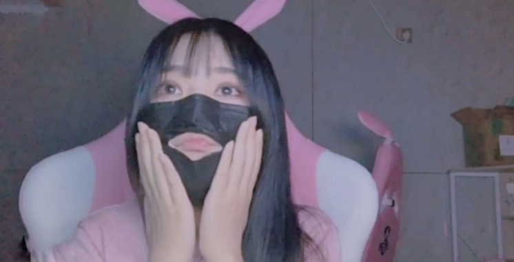 【小团团】难怪小团团一直不敢露脸，直播十级美颜特效掉了，看清颜值：打扰了