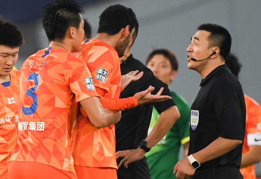 江苏苏宁|中超最新红黄牌，4人停赛苏宁核心在列，34人身背3黄有停赛风险