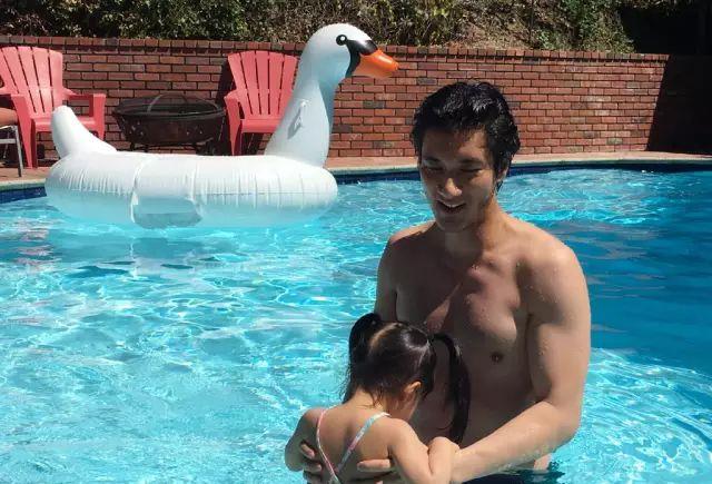 王力宏|44岁王力宏半裸出镜大秀身材，一周健身六次，肌肉碾压90%私教