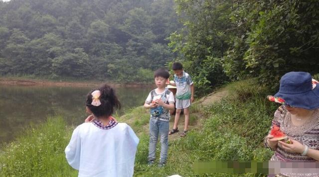 [正能量]两个男孩同时落水，爸爸先救自己的孩子遭怒怼，宝爸的反击太精彩