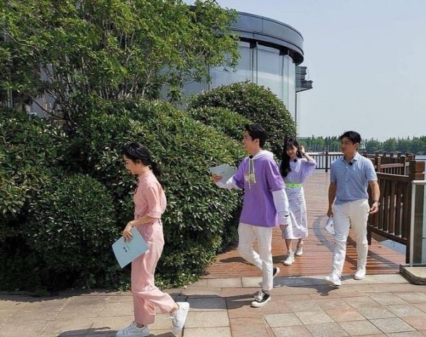 「郑爽」郑爽身高168，谭松韵身高162，镜头扫到两人的腿：这怎么解释？