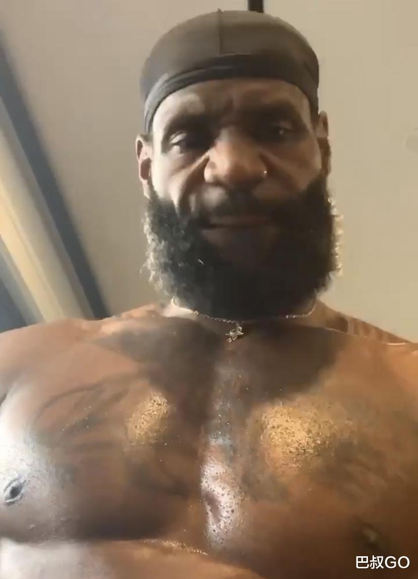 #勒布朗·詹姆斯#真不训练啊！35岁詹姆斯累到喘气，他却偷懒和白癜风女友做头发