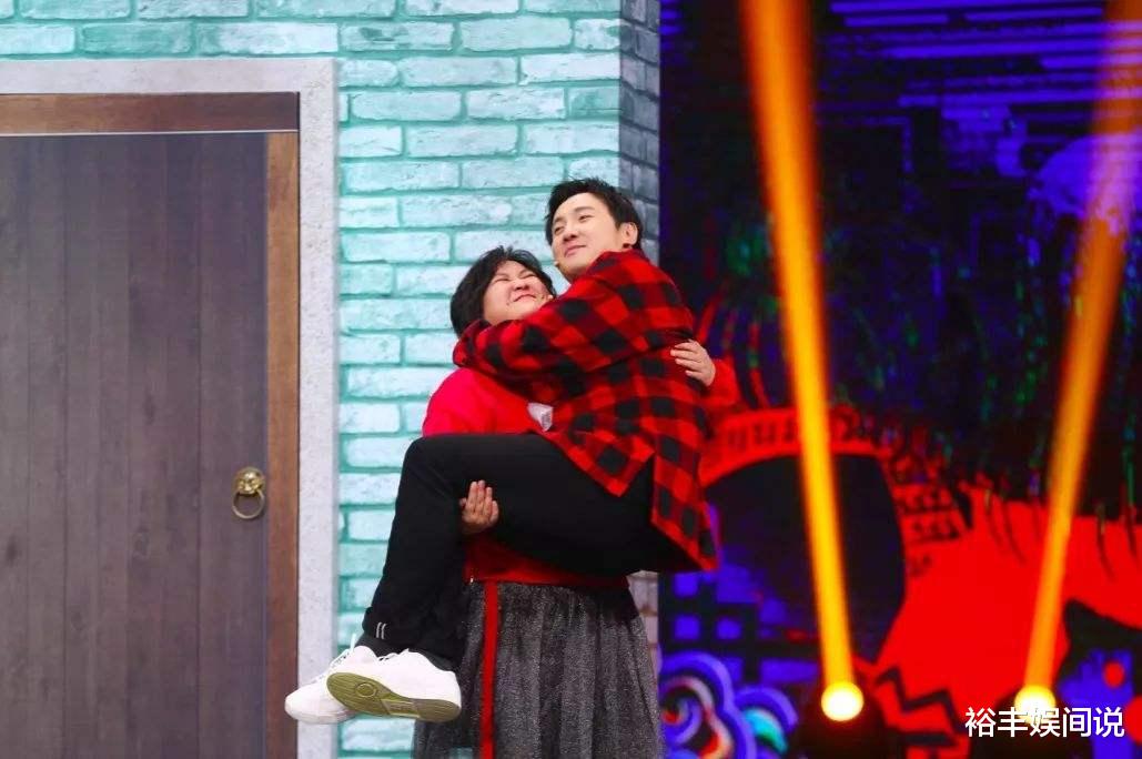 贾玲|贾玲又胖了！现身机场因太壮硕遭无视，走路风风火火却略显吃力