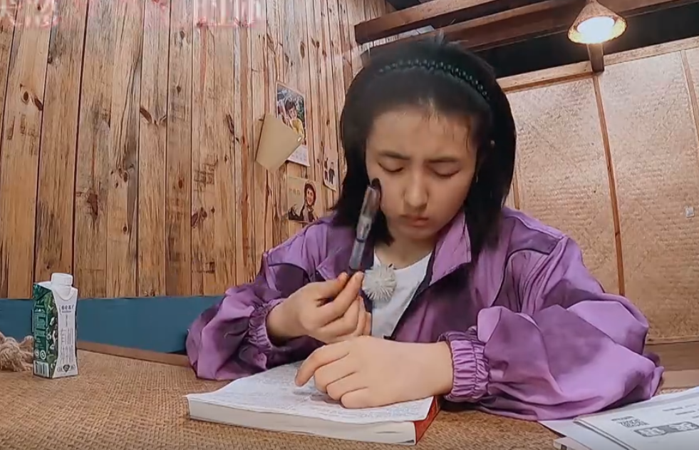 【】张子枫备战高考太卖力，做英语卷抓耳托腮过来人都懂！