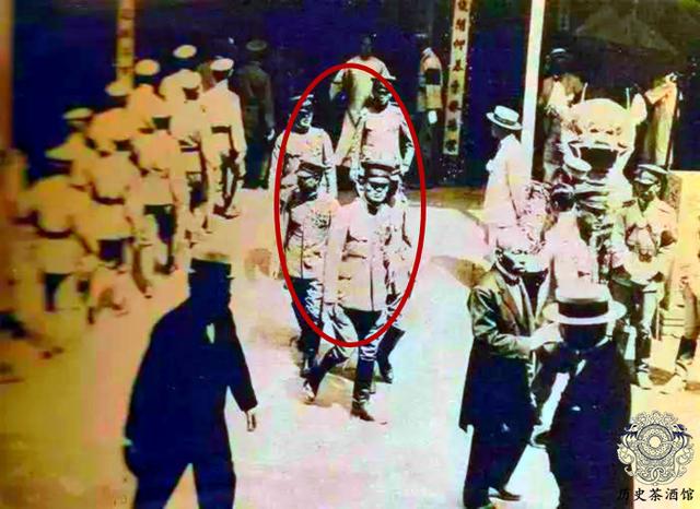 【张作霖】皇姑屯事件老照片：张作霖被炸出火车，图八部下急忙将其抬走抢救