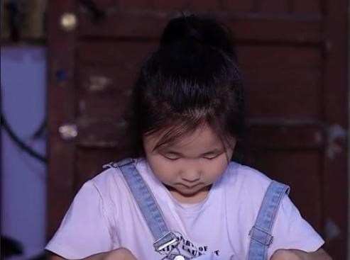 女生爱说 父亲上班前，将5岁女儿托付给小卖铺老板，回来一看崩溃痛哭