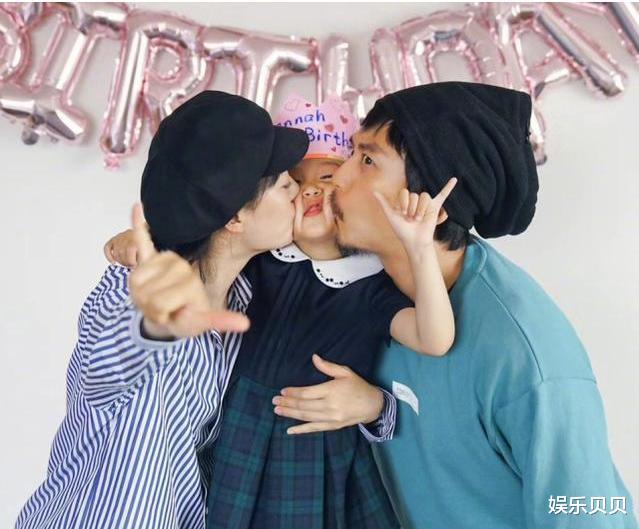 邓超■邓超女儿六岁庆生照曝光,娃娃领连衣裙十分甜美,五官酷似孙俪