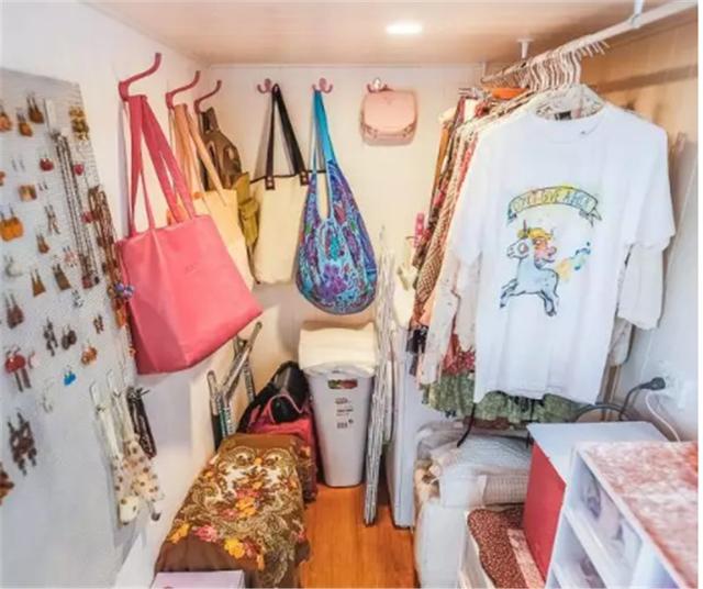 |18㎡能住人？国外53岁阿姨却把它改成4室2厅，温馨又舒适