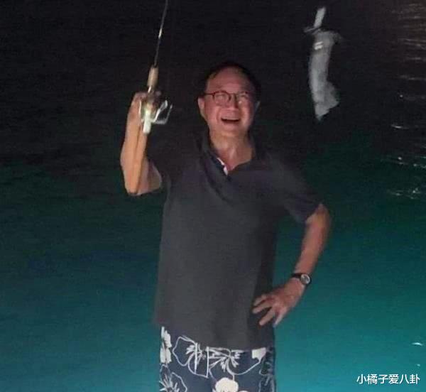 许冠文|许冠文：深爱老婆48年逛街还似连体婴，如今成钓鱼达人，退休生活谁都羡慕