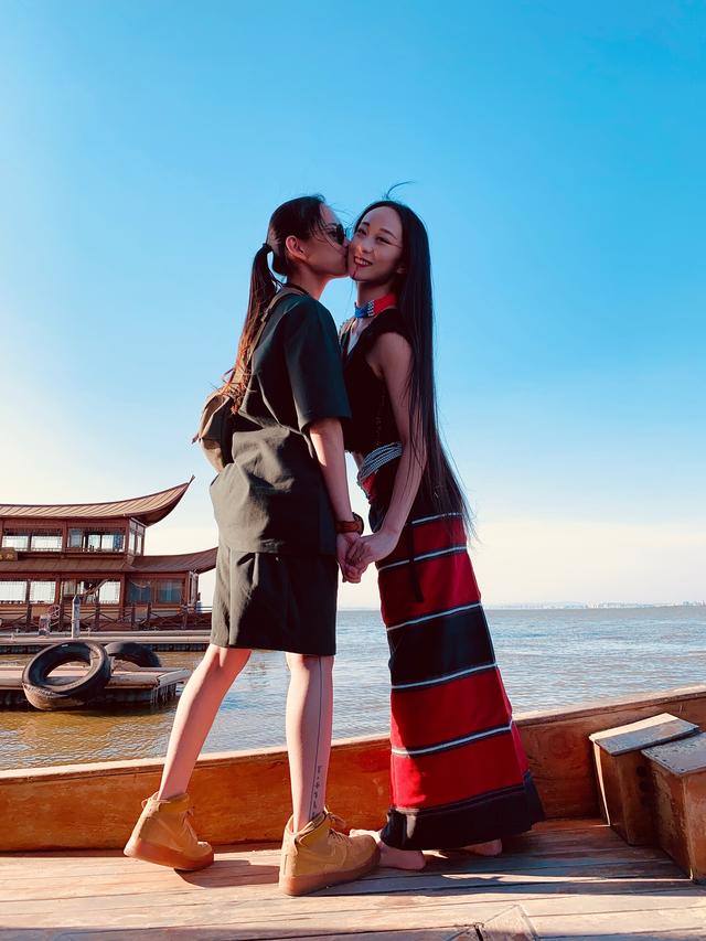 『杨丽萍』杨丽萍徒弟和同性女友办婚礼！俩新娘的爹到场相拥而泣，心情复杂