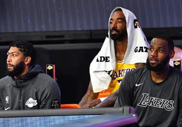 J·R·史密斯|真冤枉!全场7分钟0次出手,替补席一脸失望,39万年薪真不受重视?