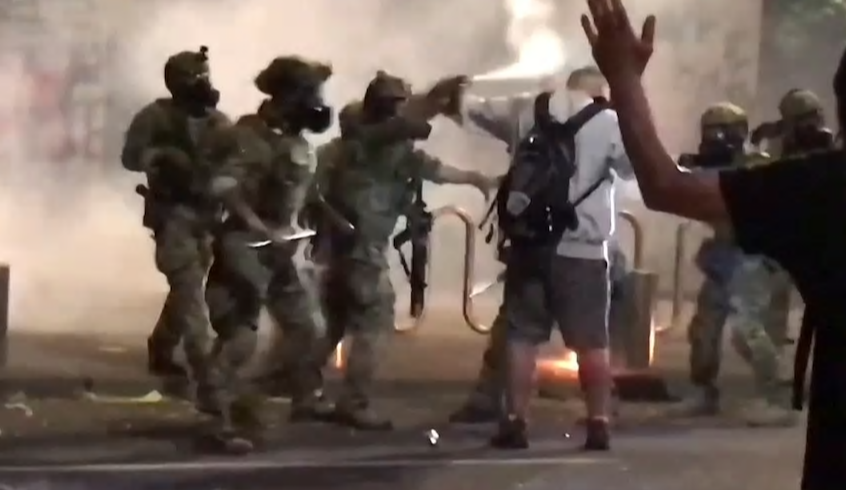 黄昏恋|波特兰街头可怕一幕：美国老兵质问联邦警员 结果被打断了手