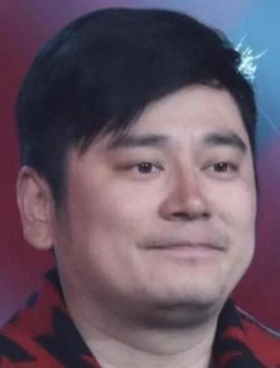 曹颖|46岁曹颖严重发福，披肩长发也藏不住大饼脸，被吐槽像大妈