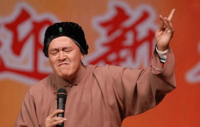 赵本山|赵本山铜像已经残败不堪,景区也无人问津,活人立雕像见过吗?