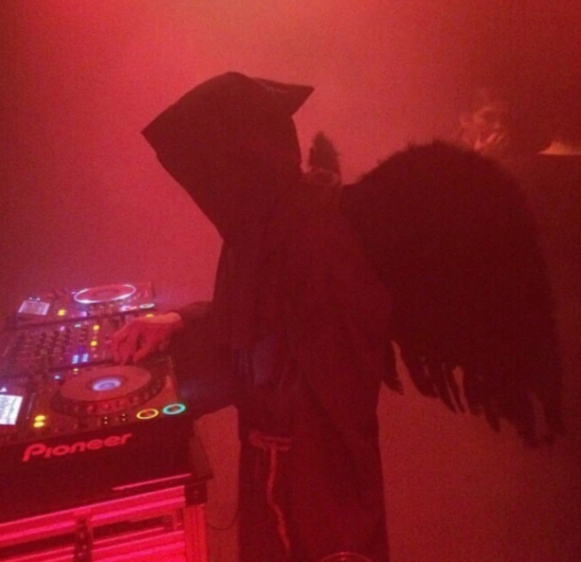 「」火到“单曲循环”的3首歌,好听到让人尖叫,05后:好听到耳朵怀孕