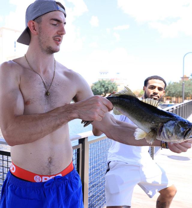 湖人队|湖人官方晒出小卡钓鱼照！没有训练的快乐时光，小卡身材更是抢镜