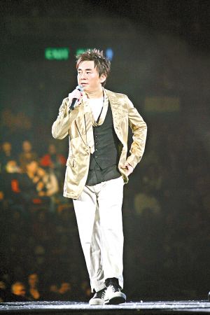 |他原来是著名歌星，与富婆同居了16年被抛弃，现在55岁仍是孤身一人！