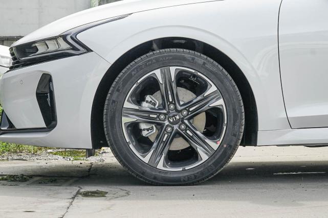 吉利|B级车领域最强搅局者，轴距超过迈腾，比雅阁漂亮，关键还不贵