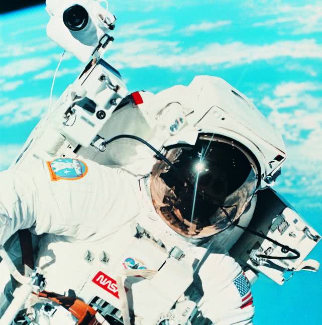 |宇航员升空之前,都需要将指甲全部拔掉,这是为什么?