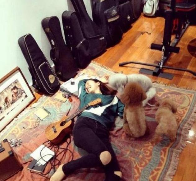 ▲江一燕晒出自己的豪宅，客厅家具就一张地毯，这布置真够简洁的