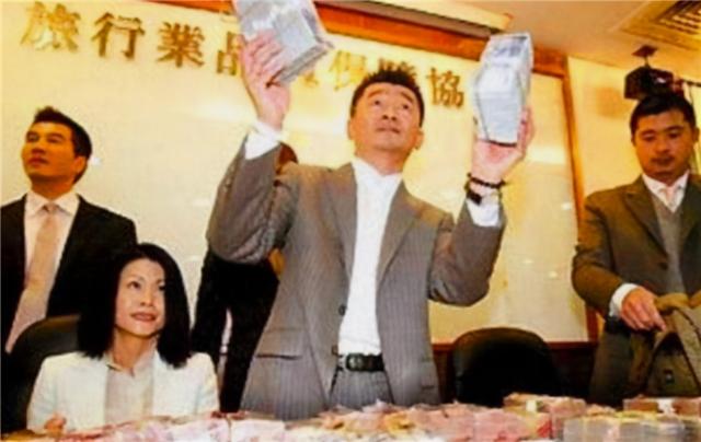 臆说古史|百亿富豪的跌落：负债15亿妻子跑路，59岁为还债摆摊，终累亡街头