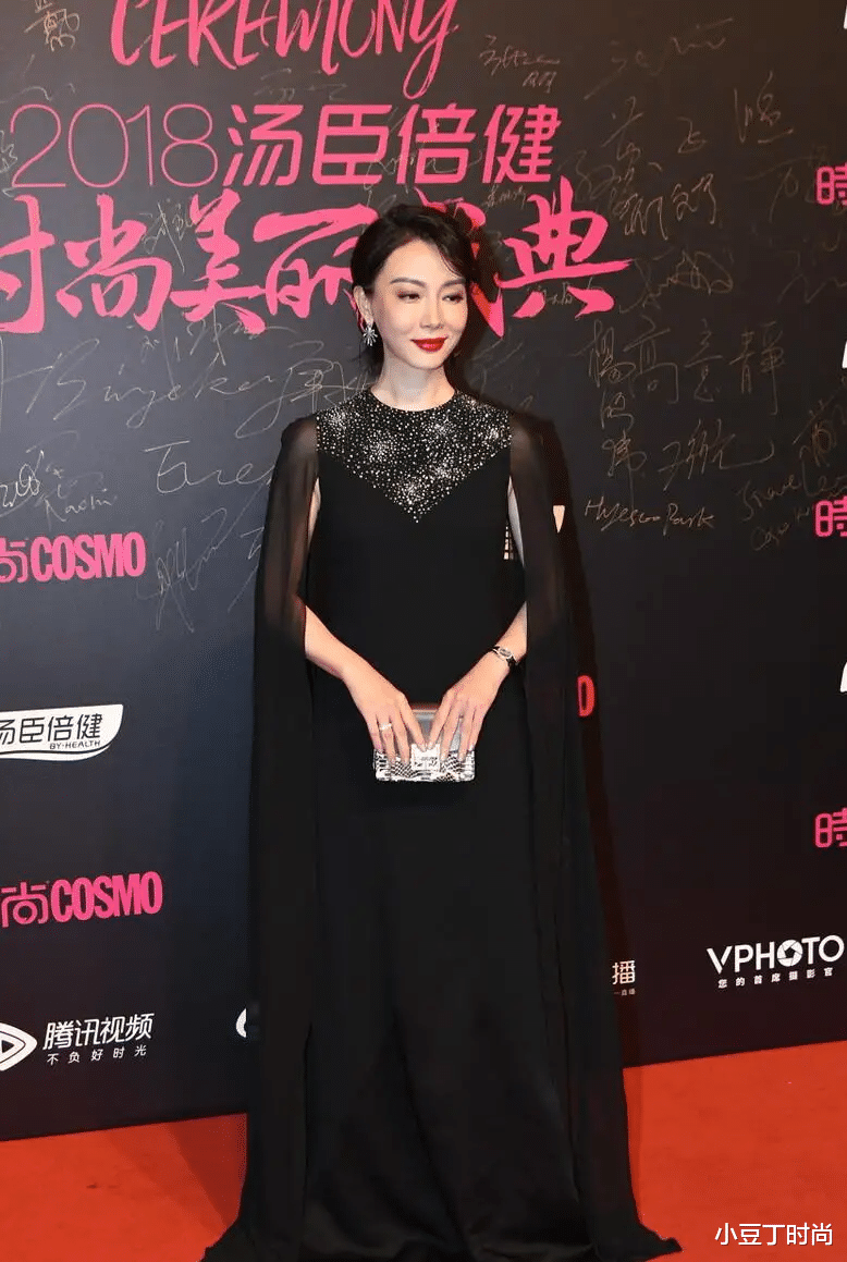 连衣裙|陈数新造型美爆了，穿粉色雪纺连衣裙配短发凹造型，优雅迷人