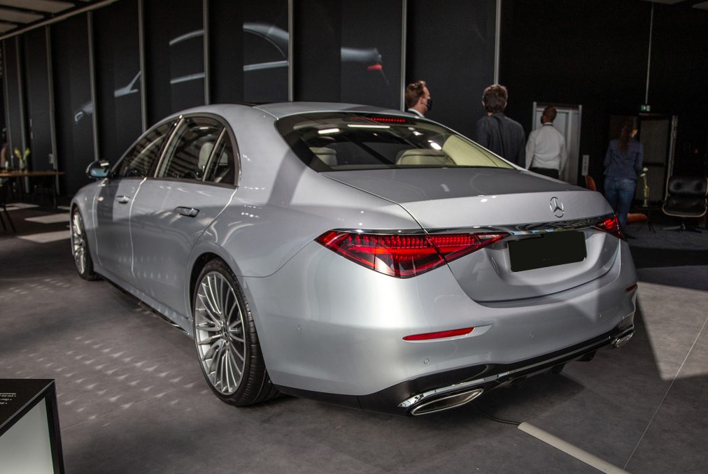 奔驰S级|奔驰王牌轿车终于换代！车宽2109mm，标配空气悬架，比7系更舒适