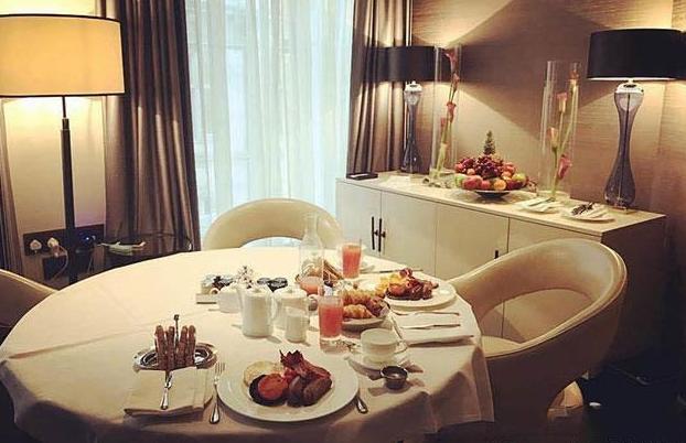 『甄子丹』晒晒甄子丹香港的豪宅，一家人在家都要穿西装，家常便饭还有龙虾