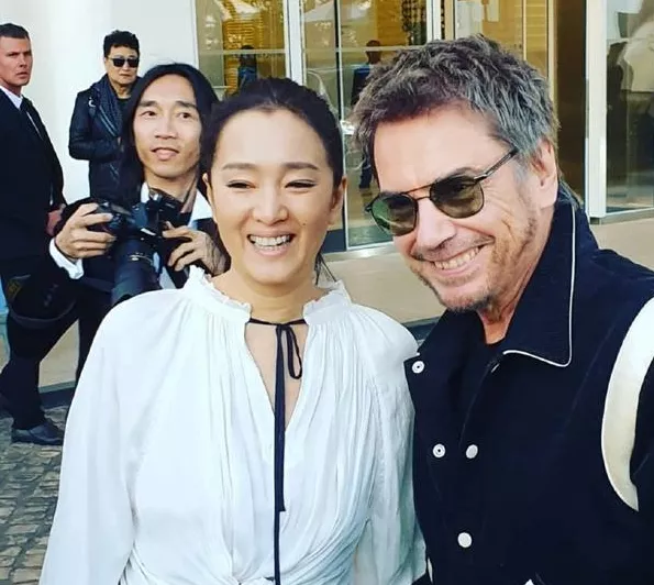 【巩俐】55岁巩俐法国逛街被拍 素颜超憔悴 竟比旁边72岁外国老公显老!