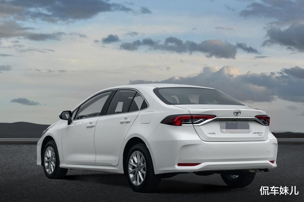 丰田卡罗拉|丰田终于成功了，30天狂甩3.5万台，百公里油耗4.0L，11.98万起步