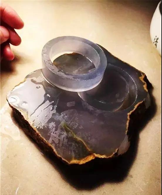 翡翠|4.8公斤翡翠原石似大灯泡，切出玻璃种片料被抢着定制！