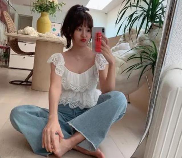 「高马尾」张子萱的少女感有多美？高马尾配上可爱嘟嘟嘴，甜美又减龄