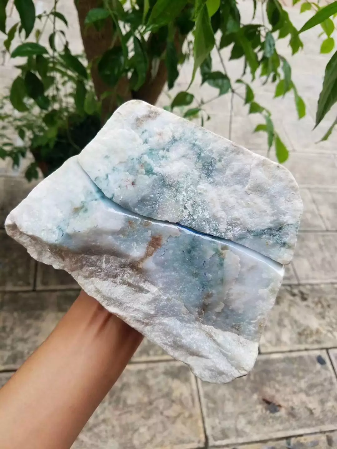 翡翠|早市1.5万淘的翡翠原石，一刀开出4条化冰种飘花手镯，美翻了！
