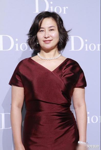 「何超琼」何超琼和梁安琪的竞争，后者一开始就输了，讣告说明了一切