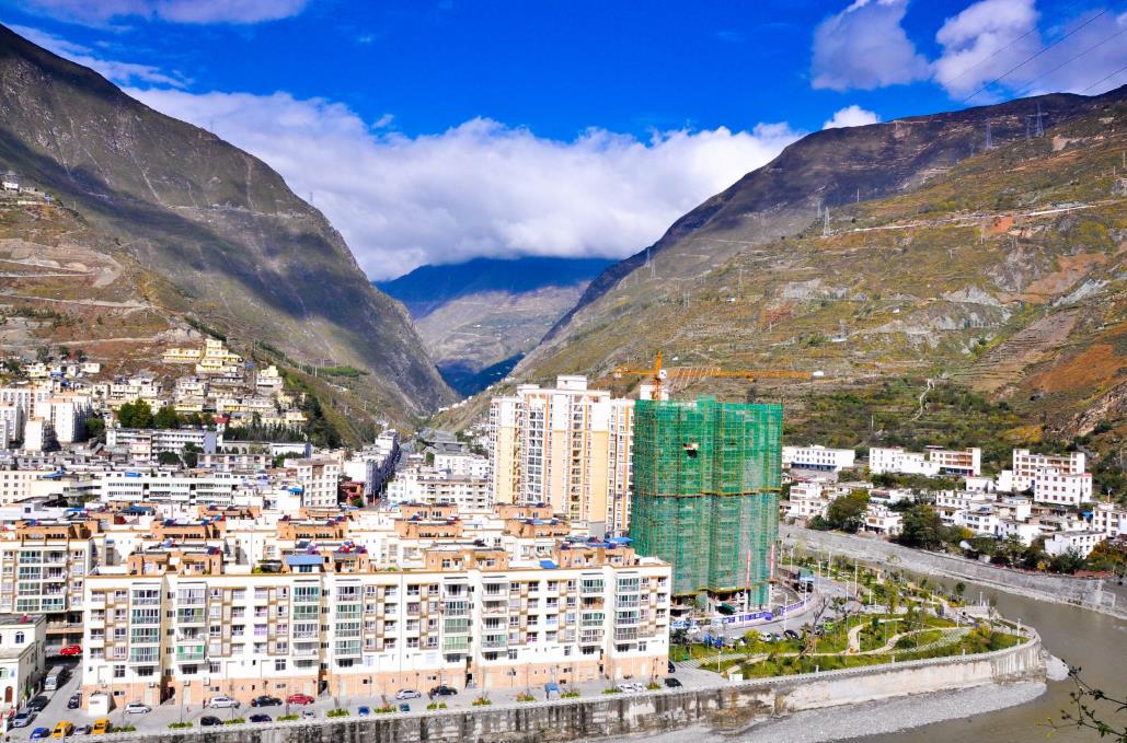 羌族■阿坝拥有着3个AAAAA级风景区，16个AAAA以上旅游风景区