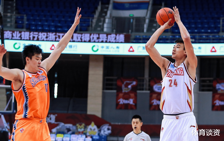 『全华班』18分惨败！CBA复赛大笑话，全华班5人上双打爆外援队，脸都被打肿